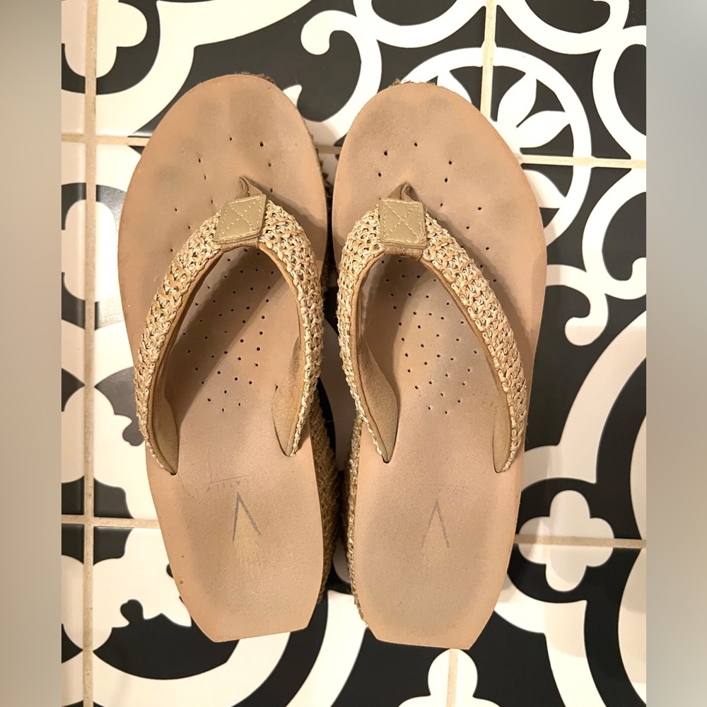 Volatile Flip Flops women’s size 7. Tan/beige, great condition.